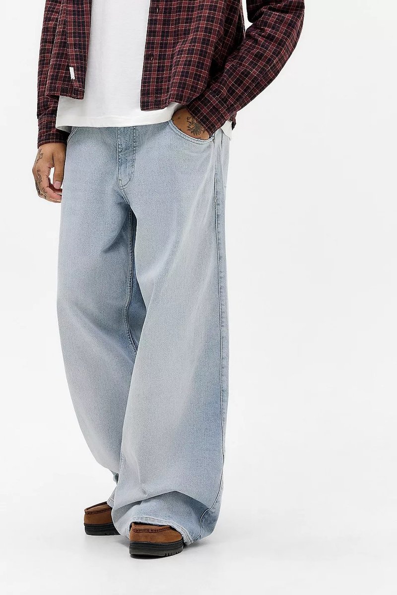 Ανοιχτό μπλε φαρδιά τζιν από βαμβάκι με λεία υφή. Διαθέτει μεγάλες πλαϊνές τσέπες και άνετη εφαρμογή μέχρι τους αστραγάλους.