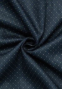 Marineblauw stof met een klein geometrisch patroon van lichtblauwe en witte hexagonen, gladde textuur, gevouwen om de val te tonen.