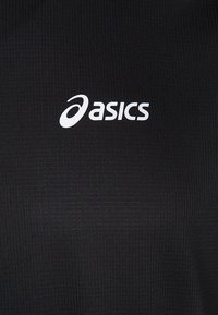 Svart träningsskjorta med en texturerad yta och en vit "asics"-logotyp tryckt på framsidan. Designen har subtila rutmönster.