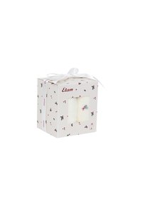 Biały pudełko prezentowe z oknem z acetatu, ozdobione małymi wzorami kwiatowymi w kolorze czerwonym i zielonym. Zawiązane satynową wstążką, zawierające dwa przedmioty.