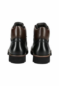 Botines de cuero negro y marrón con extremos redondeados, una superficie texturizada, tacón en contraste y una suela de goma gruesa.