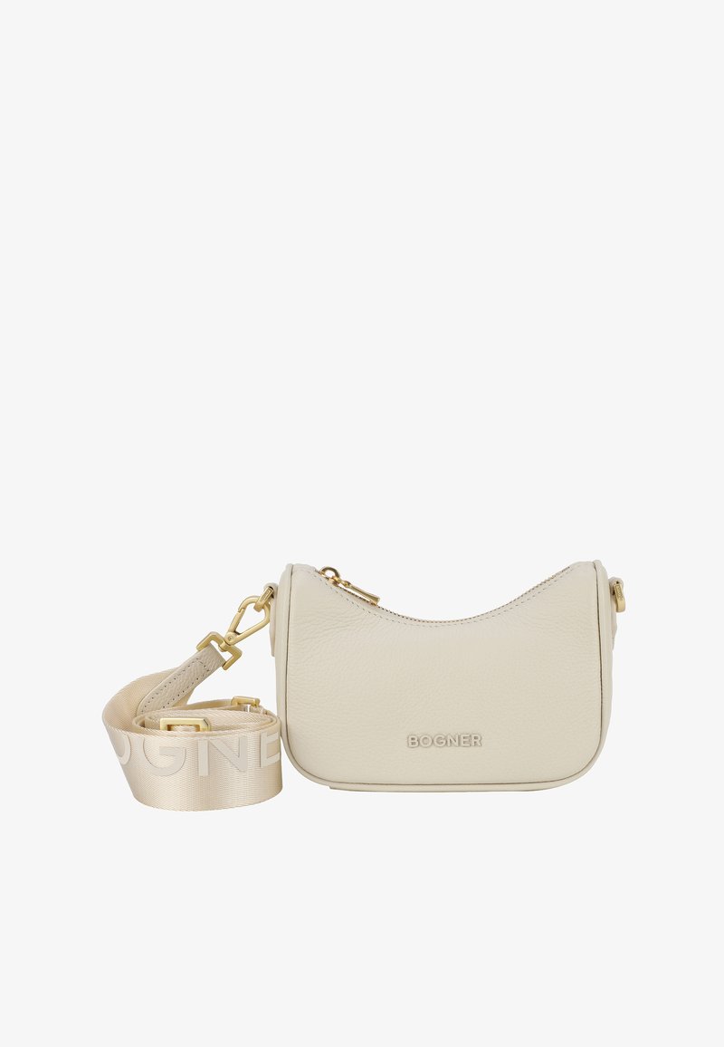 Creme læder crossbody taske med en buet design, guldhardware og en aftagelig, lys beige rem med embossed branding.