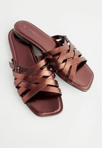 Brune metalisk læder sandaler med vævede stropper og justerbare side spænder, der har firkantede åbne tæer og polstrede såler.