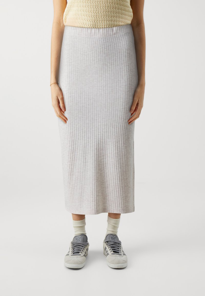 Lys grå, ribbet midi-skjørt med elastisk midjebånd, kombinert med grå sneakers og kremfargede sokker. Glatt tekstur, figursydd design.