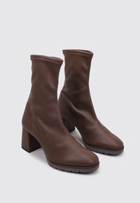 Sandra Fontán Platform ankle boots - brown