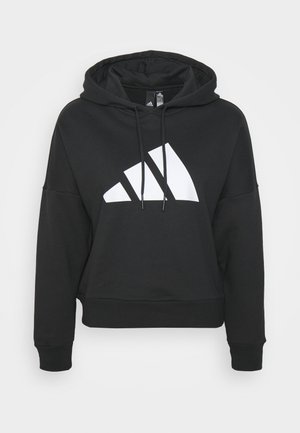 Sudadera negra corta con un logo geométrico blanco en el pecho y cordones ajustables en la capucha.