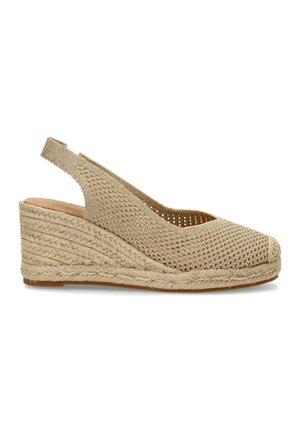 Sandalia de cuña de esparto tejida en color beige con tacón inclinado, parte trasera abierta y parte superior texturizada. Presenta detalles de yute trenzado a lo largo de la suela.