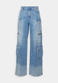 Vaaleansinisiä farkkutakkihousuja, joissa on korkea vyötärö, leveät lahkeet, useita sivutaskuja ja haalistunut pinta, joka luo kuluneen ilmeen.