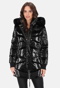 Fekete párnázott parka fényes felülettel, műszőrmével bélelt kapucnival, cipzáras rögzítéssel, oldalzsebekkel és bordázott mandzsettákkal.