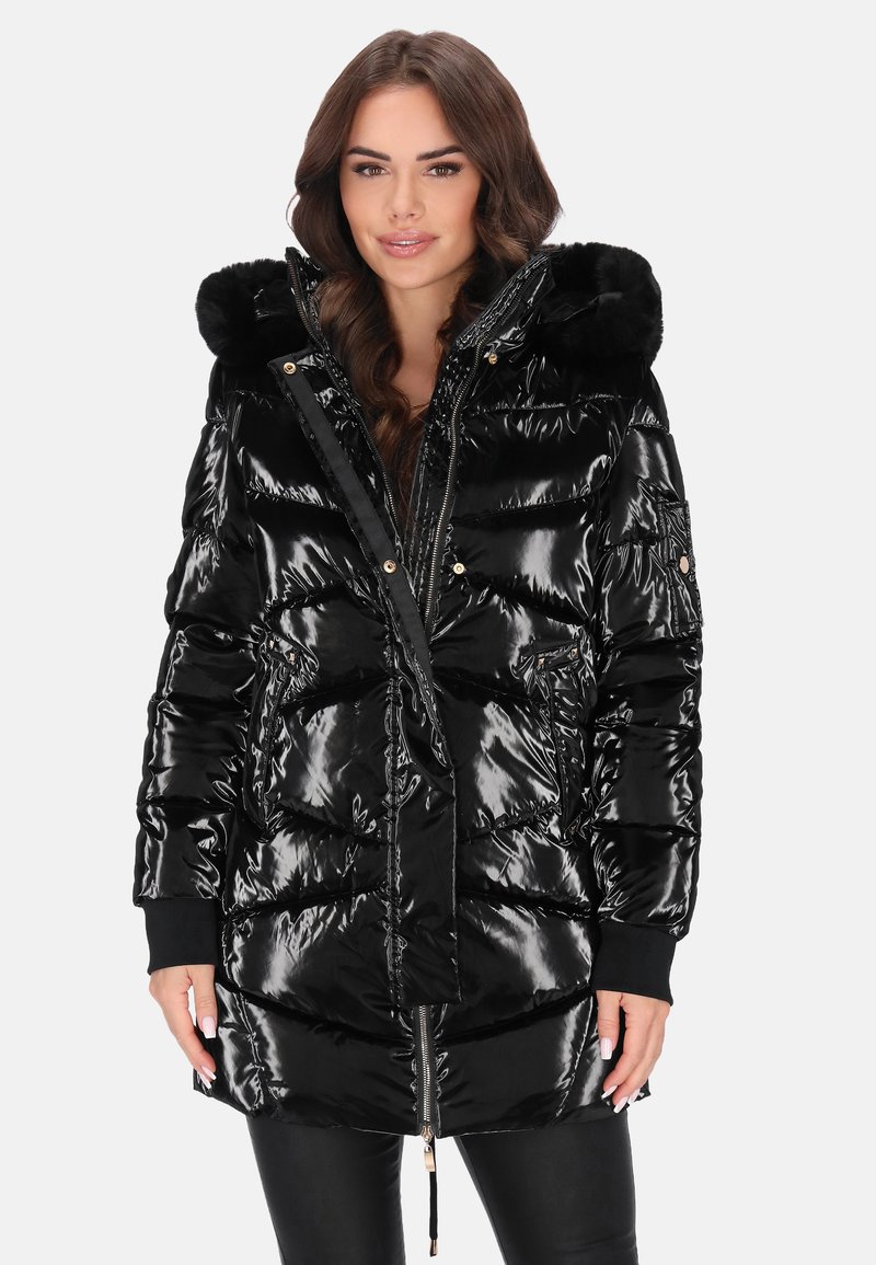 Fekete párnázott parka fényes felülettel, műszőrmével bélelt kapucnival, cipzáras rögzítéssel, oldalzsebekkel és bordázott mandzsettákkal.
