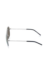 Sonnenbrille mit einem schlanken silbernen Metallrahmen, grünen Verlaufslinsen, dünnen Bügeln und Gummistoppern für zusätzlichen Komfort.