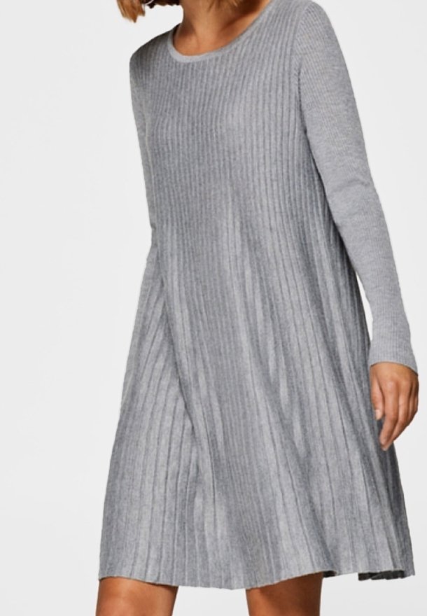 Femme portant une robe tricotée côtelée gris clair, manches longues, longueur au genou, col rond.