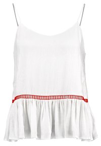 Top senza maniche bianco con una texture plissettata, caratterizzato da un orlo arricciato e una fascia di accento rossa in vita. Tessuto leggero.