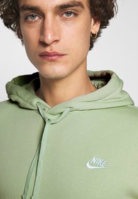 Nike Sportswear SPORTSWEAR CLUB FLEECE - Sweatshirt com capuz - pistachio frost