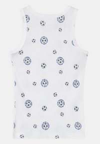 Hvid tanktop med et gentaget print af fodboldbolde og teksten "Mit Favoritspil" i blå, med en blød bomuldsstruktur.