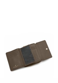 Portafoglio in cuoio marrone con finitura texture, dotato di chiusura con zip, multiple fessure per carte e una tasca centrale in tessuto per documenti.