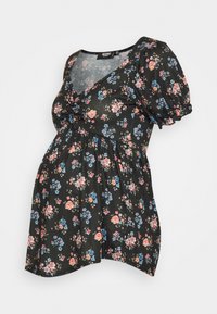 Top de maternidade preto com mangas curtas em balão, apresentando um padrão floral em rosa e azul. Decote em V com detalhes franzidos na cintura.