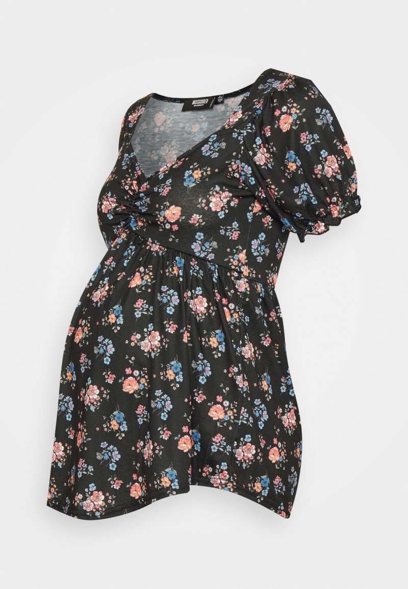 Top de maternidade preto com mangas curtas em balão, apresentando um padrão floral em rosa e azul. Decote em V com detalhes franzidos na cintura.