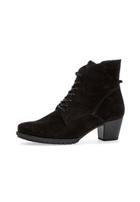 Boots ankle in suede nera con lacci sul davanti, cuciture laterali e tacco a blocco medio impilato su uno sfondo bianco.
