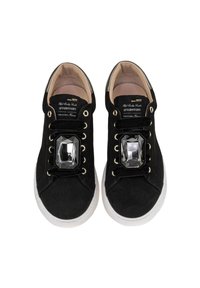 Sneaker nere in suede con suola in gomma bianca, caratterizzate da occhielli con dettagli dorati e un grande strass decorativo sui lacci.