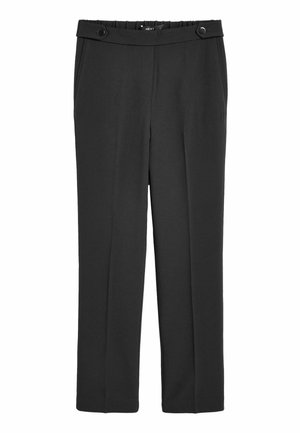 Pantalones de traje negros hechos de tela suave, con un frente plano, dos bolsillos laterales y una cinturilla con dos botones.
