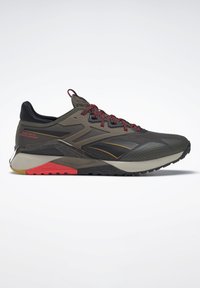 Atletska obuća s tamnozelenim gornjim dijelom s crnim akcentima, teksturiranim materijalom, crvenim vezicama i višenamjenskim đonom s istaknutim uzorkom za prianjanje.