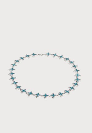 Zilveren ketting met gelijkmatig verspreide turquoise kruisvormige bedels verbonden door kleine kettingen op een witte achtergrond.