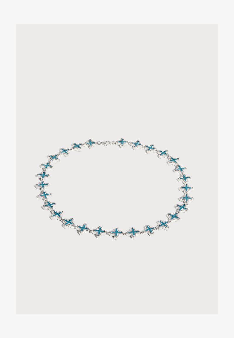 Collier en argent avec des breloques en forme de croix turquoise espacées régulièrement, reliées par de petites chaînes sur fond blanc.