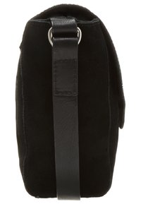 Czarna zamszowa torba z skórzanym paskiem, charakteryzująca się gładką teksturą i minimalistycznym designem. Widok z boku podkreśla jej kompaktowy, prostokątny kształt.