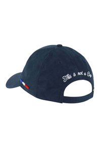 Marineblaue Mütze mit gebogenem Schirm; zeigt weiß gestickten Text "Das ist keine Mütze" und kleine französische Trikolore-Streifen an der Seite.