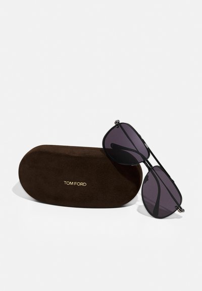 Occhiali da sole neri con lenti color porpora, dotati di una montatura in metallo. Accompagnati da un astuccio in suede marrone con la scritta "TOM FORD" in oro.