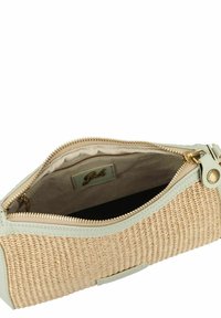 Bolso de mano de paja trenzada con detalles en cuero verde menta claro, cierre de cremallera dorada y forro interior beige, que presenta una etiqueta de marca en el interior.