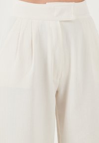 LELA REGULAR FIT - Auduma bikses - beige