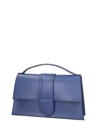 Borsa in pelle blu con forma rettangolare strutturata, dotata di manico superiore e finitura texturizzata, accentuata da una chiusura centrale con cinturino.