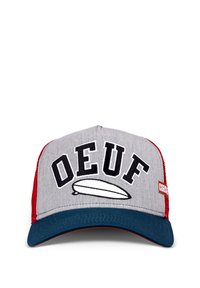 Grå baseballkasket med en rød netbag, mørkeblå skygge, sort tekst "OEUF" og et hvidt surfbræt grafisk design.