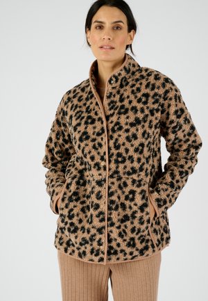 Giacca in pile con stampa leopardata in tonalità beige e nera, dotata di chiusura a scatto e tasche laterali, con un bordo a contrasto liscio lungo i margini.