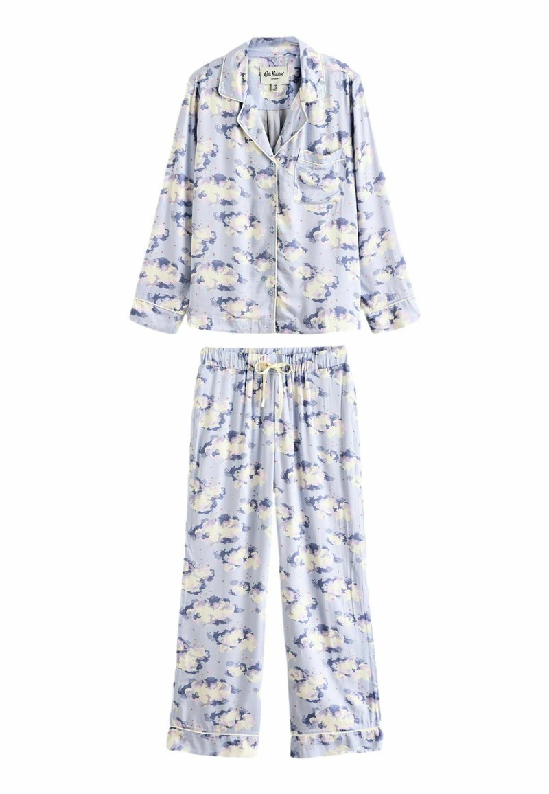 Ljusblå pyjamasuppsättning gjord av mjukt tyg, med ett blommönster i vitt, lila och gult. Toppdelen har en ficka och knäppning med knappar.