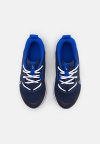 Nike Performance OMNI MULTI-COURT - Edzőcipő - midnight navy/hyper royal/saturn gold/white