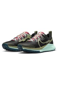 Chaussures de trail running en noir et vert clair, avec une tige en mesh, des lacets contrastants rouges et bleu sarcelle, et une semelle extérieure texturée et durable.