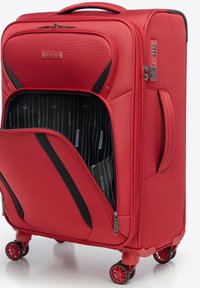 Rode koffer met een gestructureerd oppervlak, zwarte accenten, dubbele wielen en een ritszak. Heeft een interieur met een gestreepte voering en het logo van het merk.