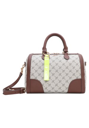 Bolso de mano con estampado beige y marrón, con dos asas, correa para el hombro desmontable y una etiqueta de neón amarillo sujeta al asa.