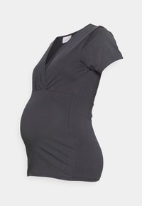 T-shirt de maternidade cinza escuro com mangas curtas, decote em V e detalhe franzido sob o peito, projetado para acomodar uma barriga em crescimento.