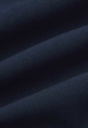 Granatowy materiał o gładkiej fakturze, z subtelnym połyskiem i delikatnymi falami, ukazujący wagę i elastyczność tkaniny.