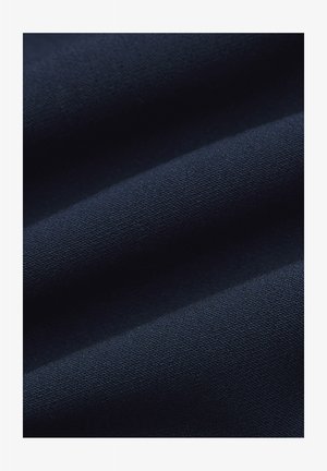 Granatowy materiał o gładkiej fakturze, z subtelnym połyskiem i delikatnymi falami, ukazujący wagę i elastyczność tkaniny.