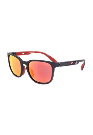 Occhiali da sole neri e rossi con lenti rettangolari arancioni specchiate e logo Adidas sulla stanghetta, mostrati inclinati su sfondo bianco.