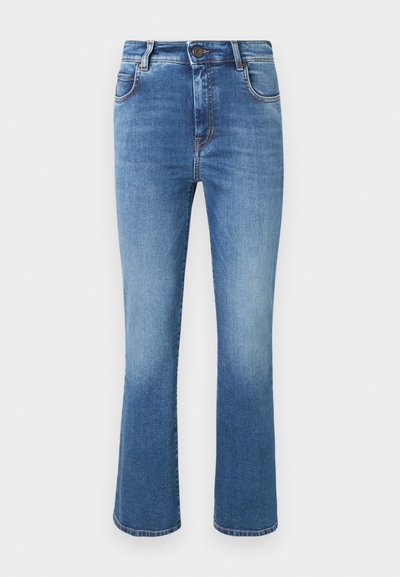Jean en denim bleu taille haute avec jambes légèrement évasées, cinq poches, fermeture par bouton et décoloration subtile sur le devant.