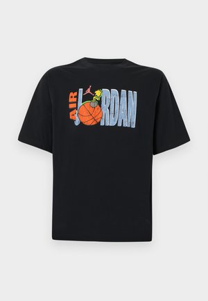 Černé bavlněné tričko s barevným grafickým potiskem obsahujícím text "Air Jordan", basketbalový míč a kreslený motiv bomby. Krátké rukávy, pohodlný volný střih.