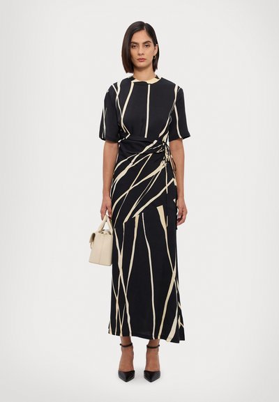 Nanushka BRANTLEY - Maxi ruha - light fringe