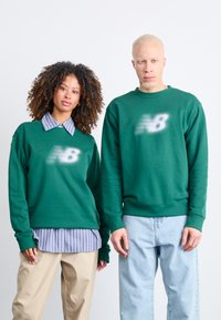 New Balance GRAPHIC CREW UNISEX - Felpa - nightwatch green