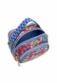 Bolsa de cosméticos con estampado floral, asa de tejido azul, múltiples bolsillos con cremallera y accesorios de oro. Tejido texturizado con colores vibrantes.